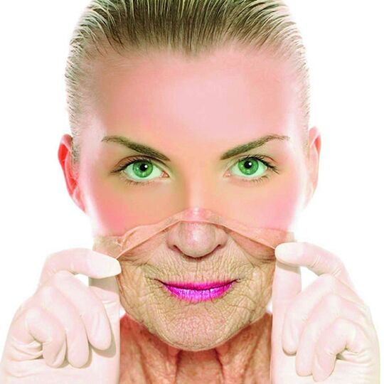 Les femmes adultes utilisent des remèdes maison pour éliminer les rides de leur visage