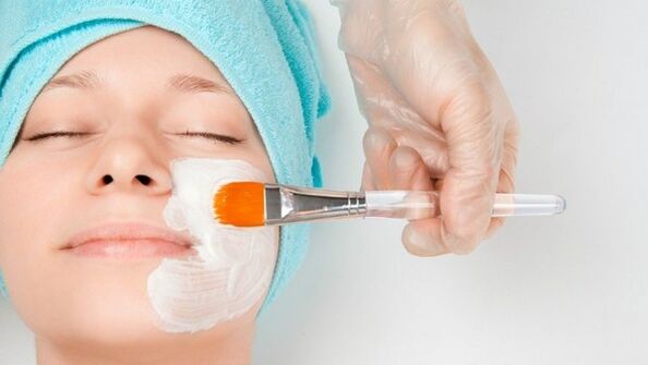 Masque facial-un remède populaire pour le rajeunissement de la peau à la maison