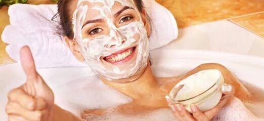 Masque avec de la crème sure ou de la crème