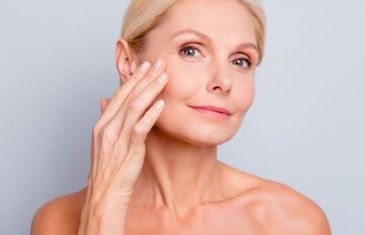 Récupérer l'effet des soins du visage en utilisant du matériel